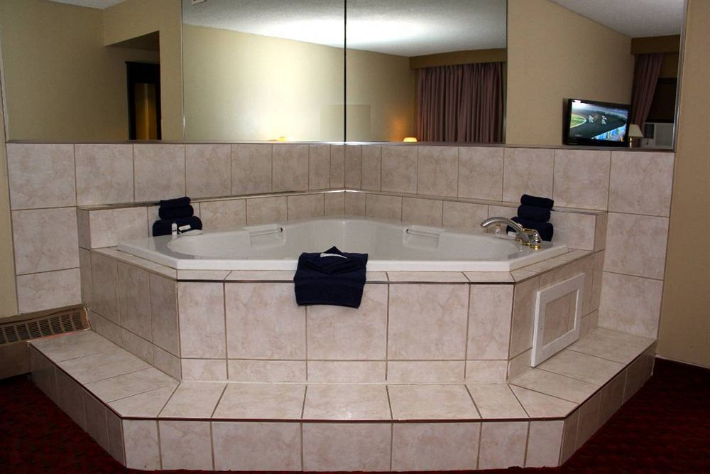 אדמונטון Argyll Plaza Hotel מראה חיצוני תמונה