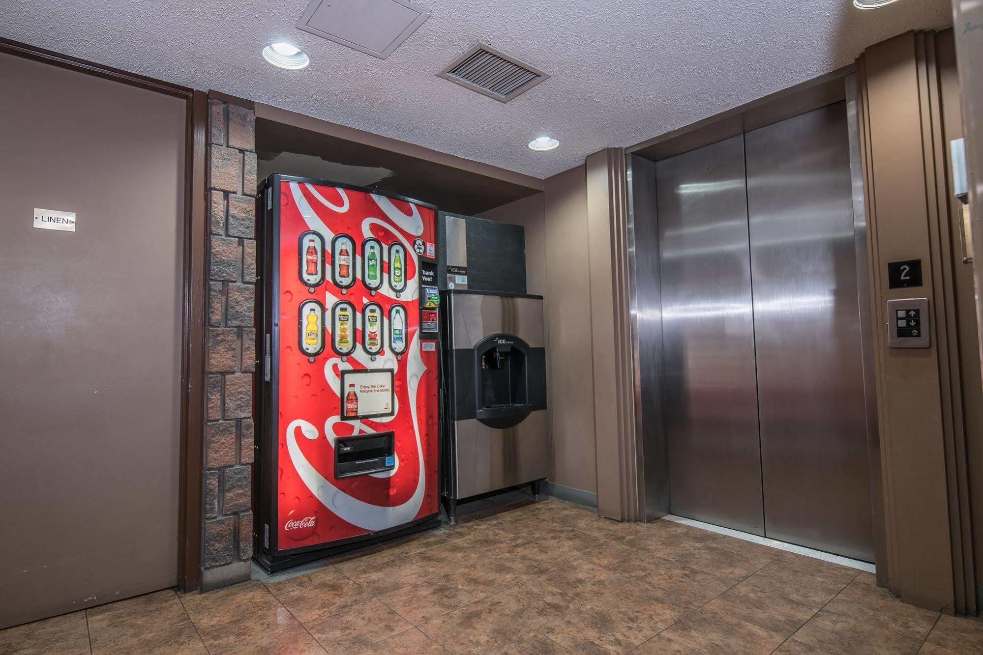 אדמונטון Argyll Plaza Hotel מראה חיצוני תמונה
