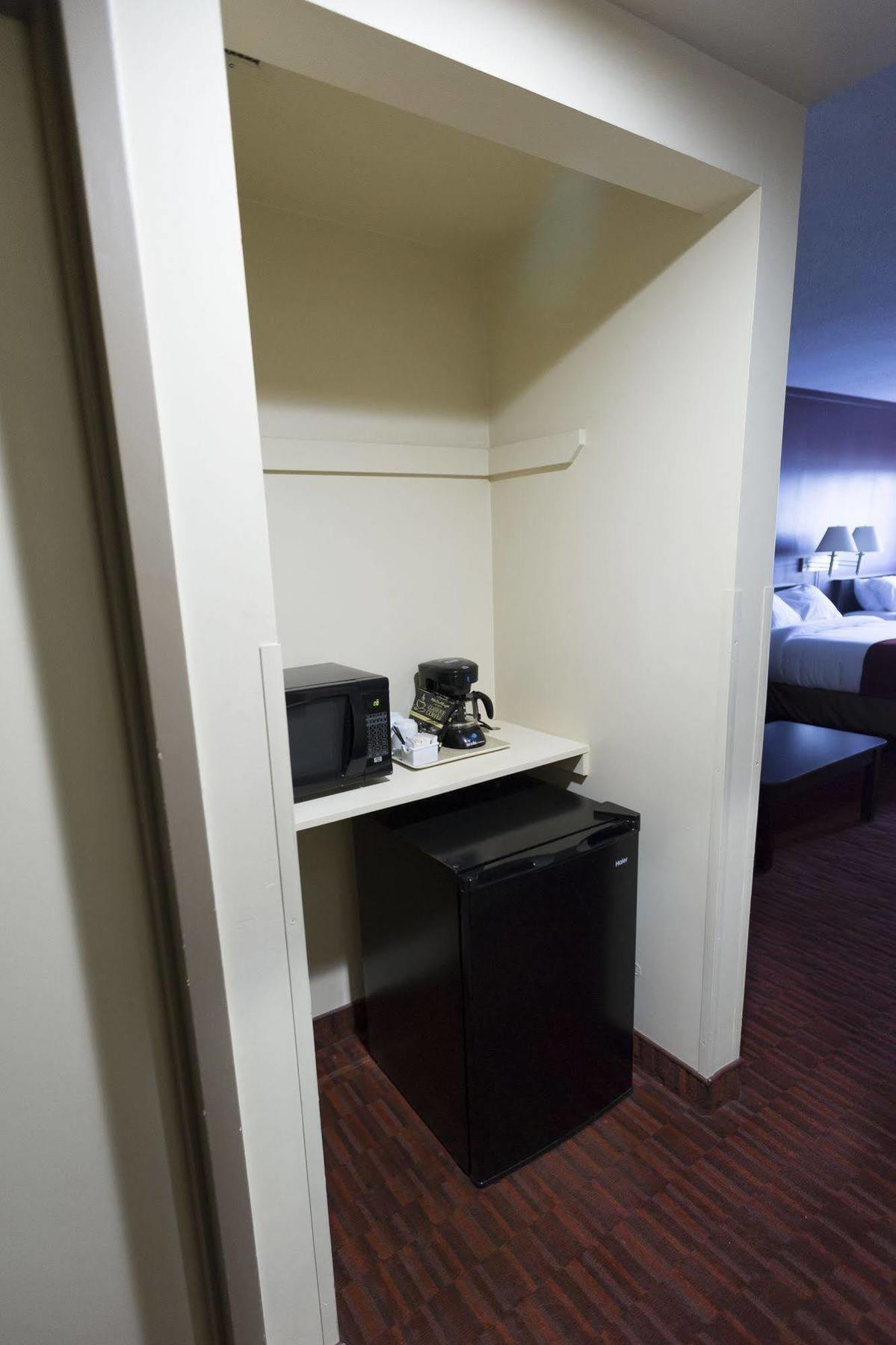 אדמונטון Argyll Plaza Hotel מראה חיצוני תמונה