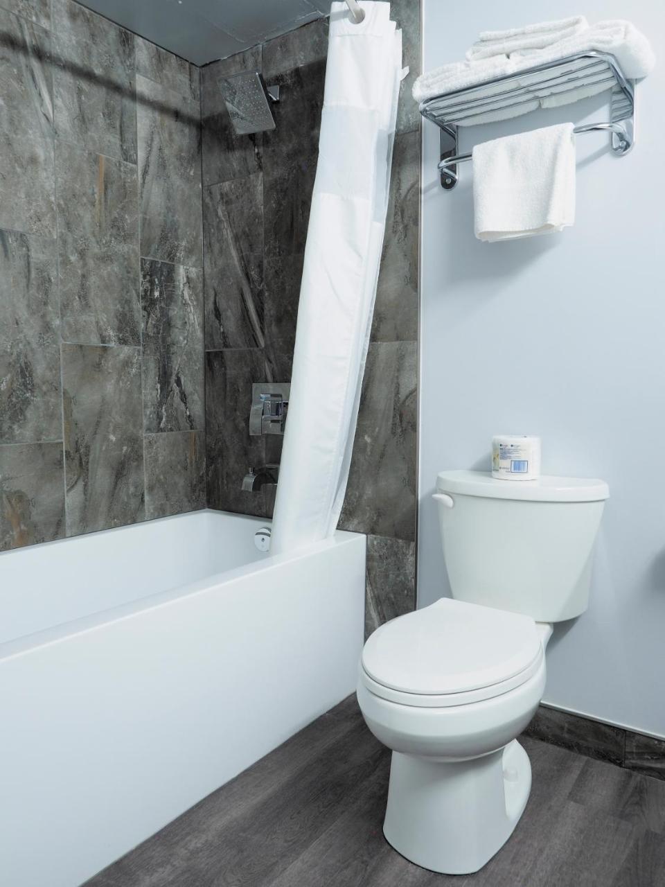 אדמונטון Argyll Plaza Hotel מראה חיצוני תמונה